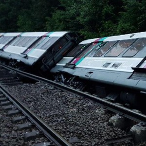 Un train du RER B déraille et provoque sept blessés légers; le trafic interrompu entre Saint-Rémy-lès-Chevreuse et Orsay-Ville, dans l'Essonne