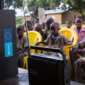 La radio joue aussi un rôle central pour les enfants