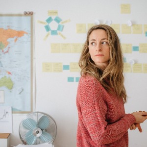 Christine, comment passe-t-on de comédienne à une spécialiste de l’énergie ?