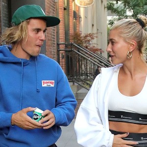 PEOPLE : Hailey Bieber la mannequin a voulu soutenir son mari