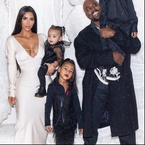 PEOPLE : Kim Kardashian  son époux Kanye West met le rap à l’honneur dans une messe dimanche