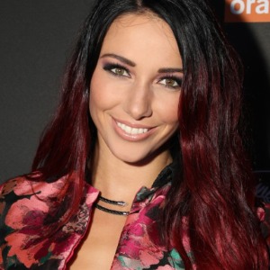 PEOPLE : Delphine Wespiser se confine en petite tenue, les internautes critiquent l’ancienne Miss France