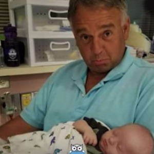 PEOPLE : La maman laisse le grand-père garder son fils pendant les vacances  il lui envoie  des nouvelles par SMS