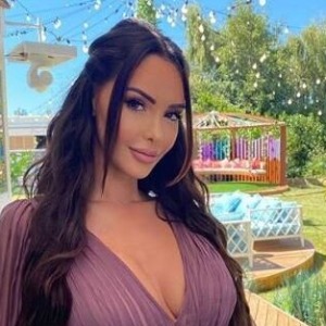 PEOPLE : Nabilla charme ses fans avec son look streetwear du jour !
