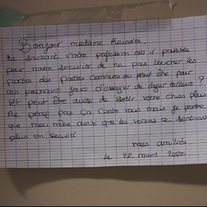FRANCE : Touchant  une aide-soignante de Toulouse trouve un message de ses voisins à sa porte l’incitant à se «loger ailleurs»