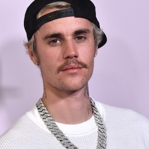 PEOPLE : Justin Bieber  le chanteur s’enflamme totalement pour sa femme et ses fans