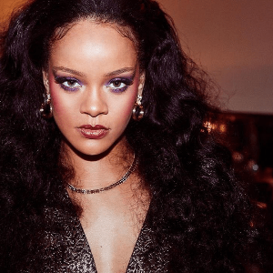 PEOPLE : Rihanna entre dans l’histoire avec un durag en couverture du British Vogue (photos)