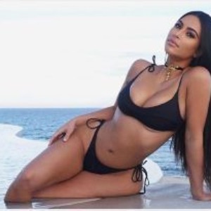 PEOPLE : Kylie Jenner  super sexy en crop top et minijupe nude