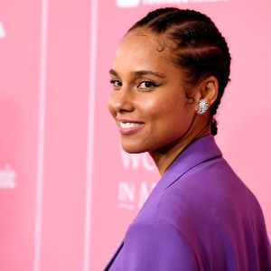 PEOPLE : Alicia Keys - la chanteuse sort une nouvelle chanson pour ceux qui continuent à travailler