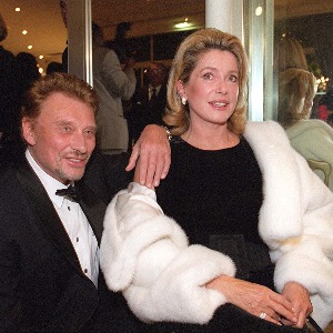 PEOPLE : Catherine Deneuve, l’amour caché de Johnny Hallyday ? Ce geste intrigant pour les obsèques du rockeur