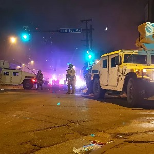 AMÉRIQUE : Un camion force son passage parmi des manifestants à Minneapolis prêts à lyncher le conducteur – vidéos