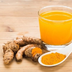 BIEN-ETRE Chaque matin pendant une semaine, elle boit de l’eau au curcuma : ce qui se passe dans son corps est formidable !