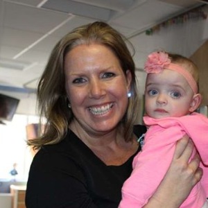 A LA UNE L’infirmière a été la seule à venir voir la fillette à l’hôpital pendant des mois : elle finit par l’adopter