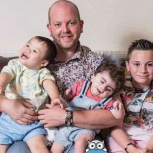 A LA UNE Un père célibataire adopte 5 enfants handicapés : «cela me procure un sentiment agréable»