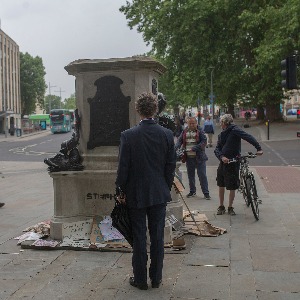 Internationale : Les statues ont été renversées. Que leur arrive -t-il maintenant ?