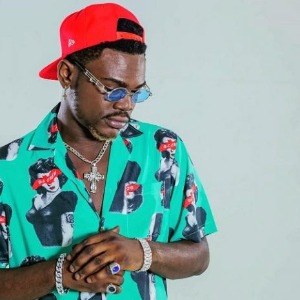 PEOPLE : Côte d’Ivoire  Ariel Sheney s’agenouille sur la tombe de Dj Arafat, ses fans «les chinois» en colère