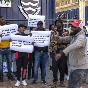 AFRIQUE 2050 :  Le premier test de vaccin COVID-19 de Protest contre l'Afrique montre la peur