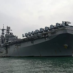 Amérique : Un incendie se déclare après une explosion à bord d'un navire militaire US à San Diego - vidéo