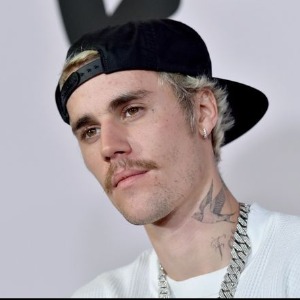 MUSIQUE Justin Bieber : le chanteur s’est affiché avec l’un des masques de sa marque, Drew