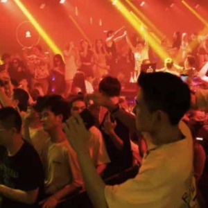 CHINE : La Chine « fait la fête comme si c’était 2019 » Les piscine-party, les boîtes de nuits et les bars de Wuhan sont pleins à craquer