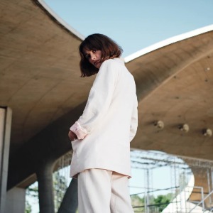 MUSIQUE : L'auteur-compositeur-interprète allemand Mogli embrasse la vulnérabilité pour se connecter avec ses fans