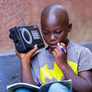 AFRIQUE2050 : Le programme d'enseignement par radio de la Sierra Leone aide à l'apprentissage à distance et à distance