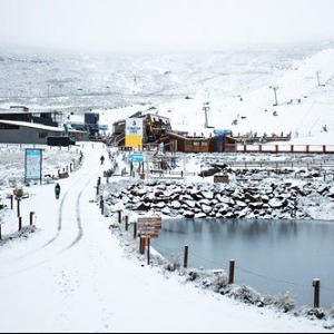 AFRIQUE2050 INSOLITE Skier en Afrique : Touristes traités à la neige au Lesotho