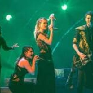 MUSIQUE Eurovision :  Voici les tenues que porteront Alvan & Ahez en finale, brodées par Pascal Jaouen Pour Eurovision 2022.