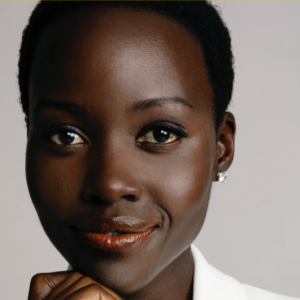 Lupita Nyong'o illumine les récits de la diaspora africaine à travers son nouveau podcast intitulé « Mind Your Own ».