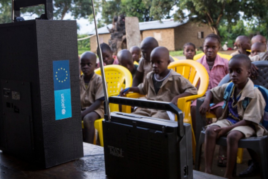 La radio joue aussi un rôle central pour les enfants