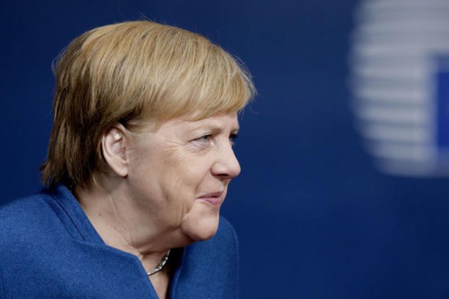 Allemagne :Angela Merkel trébuche en montant sur un podium - vidéo