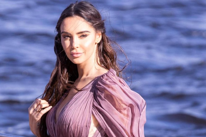 PEOPLE : Mini-robe et cuissardes, Nabilla joue les femmes fatales et enflamme encore la toile !