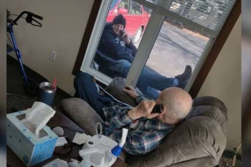 PEOPLE : Le fils rend visite à son père mis en quarantaine tous les jours : ils se voient et se parlent au téléphone