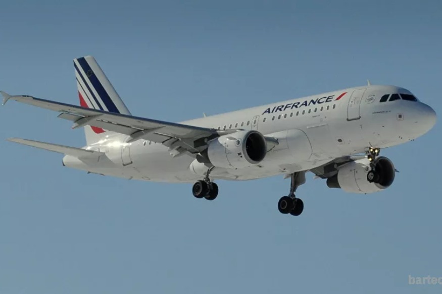 FRANCE : Air France surprise en plein non-respect de la distanciation sociale à bord d’un vol bondé