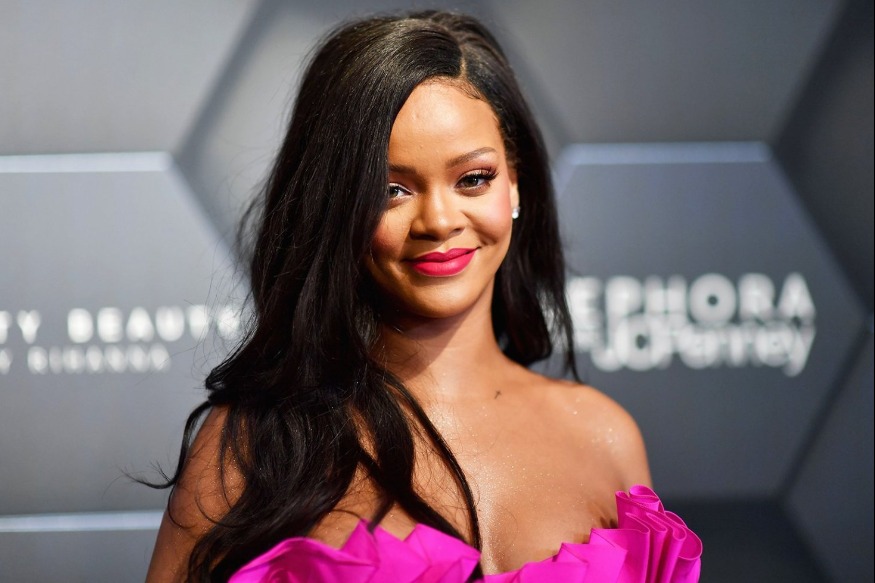 PEOPLE : Rihanna : la chanteuse américaine dévoile ses fesses