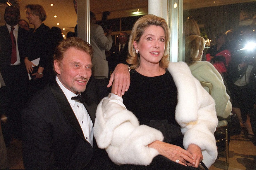 PEOPLE : Catherine Deneuve, l’amour caché de Johnny Hallyday ? Ce geste intrigant pour les obsèques du rockeur
