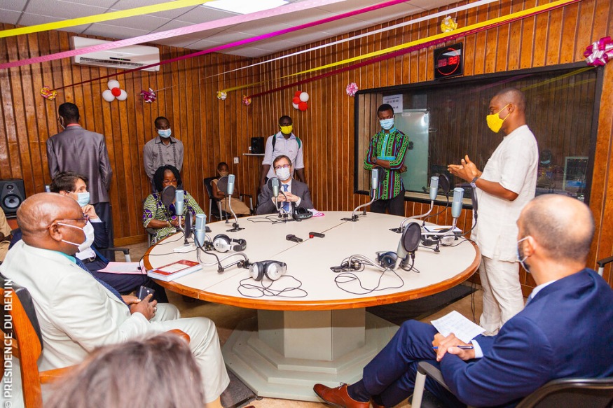 AFRIQUE Bénin : l’ambassadeur de la France et l’AFD rend visite à la radio scolaire éducative du Bénin