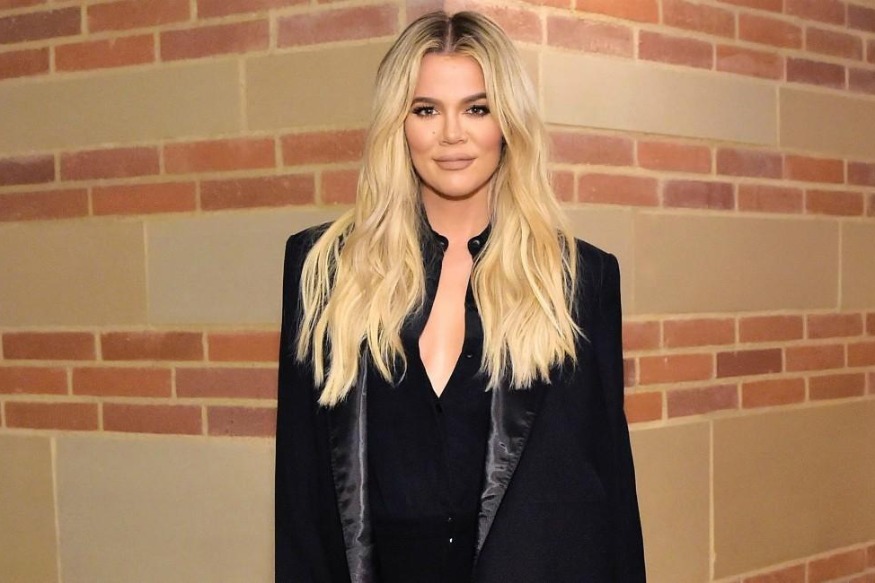 PEOPLE : Khloé Kardashian affiche sa fille True dans un total look doré !