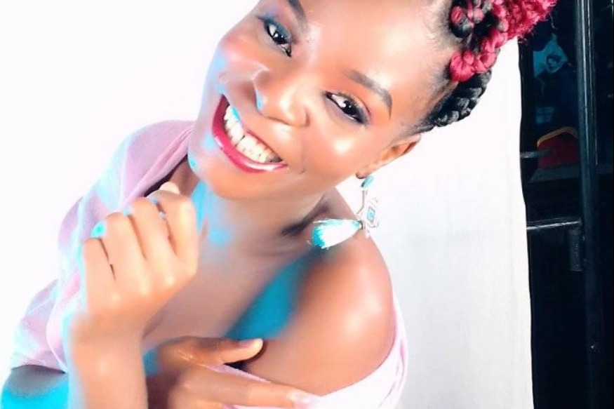 MUSIQUE : Le press-book de l'artiste camerounaise  Staelle Mbandje