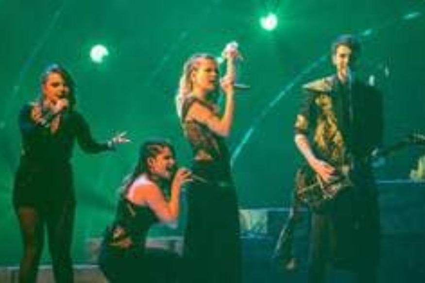 MUSIQUE Eurovision :  Voici les tenues que porteront Alvan & Ahez en finale, brodées par Pascal Jaouen Pour Eurovision 2022.