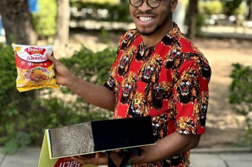 Cet homme a préparé un mets nigérian à cuisson lente