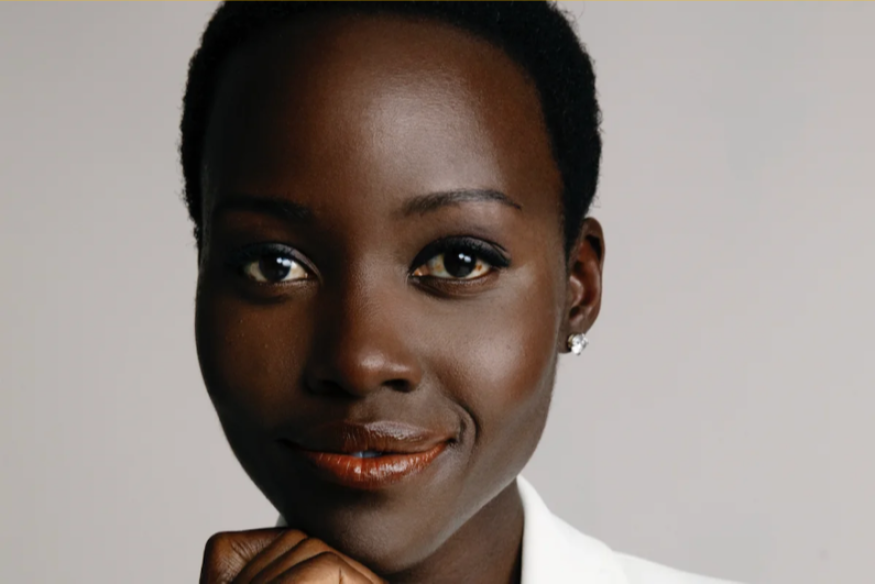 Lupita Nyong'o illumine les récits de la diaspora africaine à travers son nouveau podcast intitulé « Mind Your Own ».