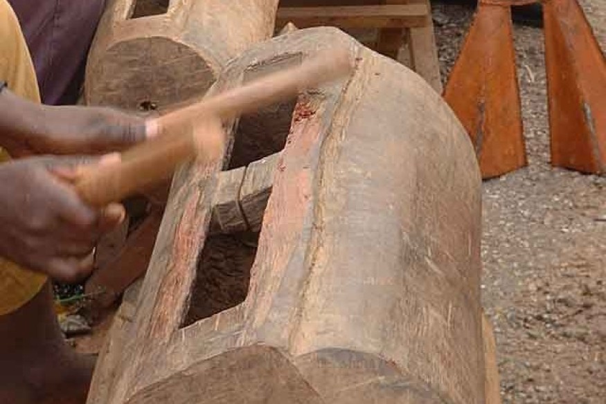 LE TAMBOUR  NKUL, porteur de messages musicaux de l'Afrique.